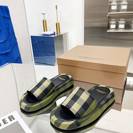 BURBERRY 26S SLIDE SANDALS IN ARCHIVE OLIVE GREEN BLACK FABRIC