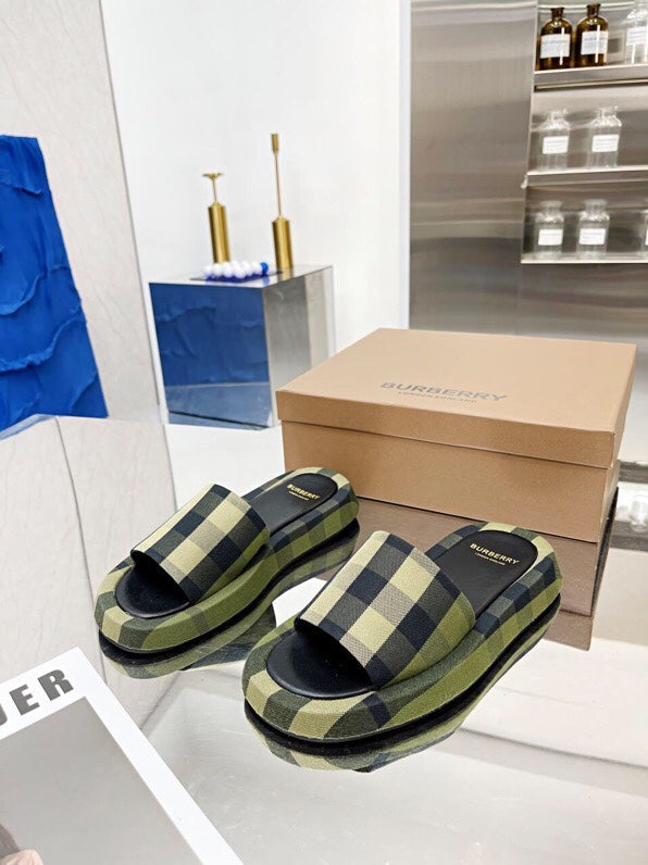 BURBERRY 26S SLIDE SANDALS IN ARCHIVE OLIVE GREEN BLACK FABRIC