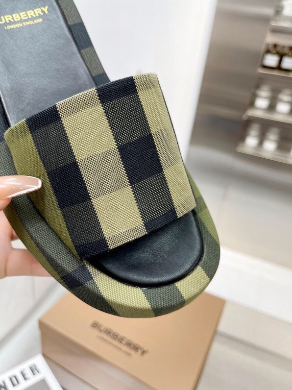 BURBERRY 26S SLIDE SANDALS IN ARCHIVE OLIVE GREEN BLACK FABRIC