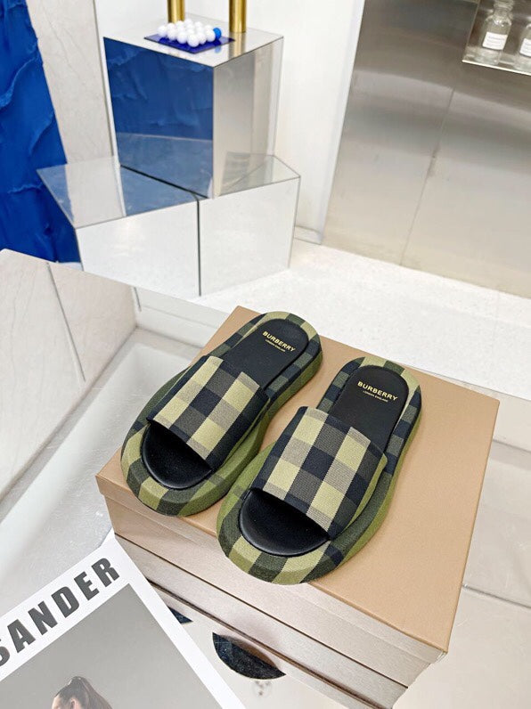 BURBERRY 26S SLIDE SANDALS IN ARCHIVE OLIVE GREEN BLACK FABRIC
