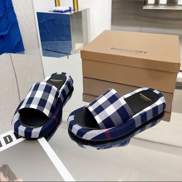 BURBERRY 26S SLIDE SANDALS IN ARCHIVE BLUE BLACK FABRIC
