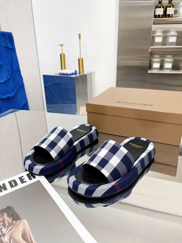 BURBERRY 26S SLIDE SANDALS IN ARCHIVE BLUE BLACK FABRIC