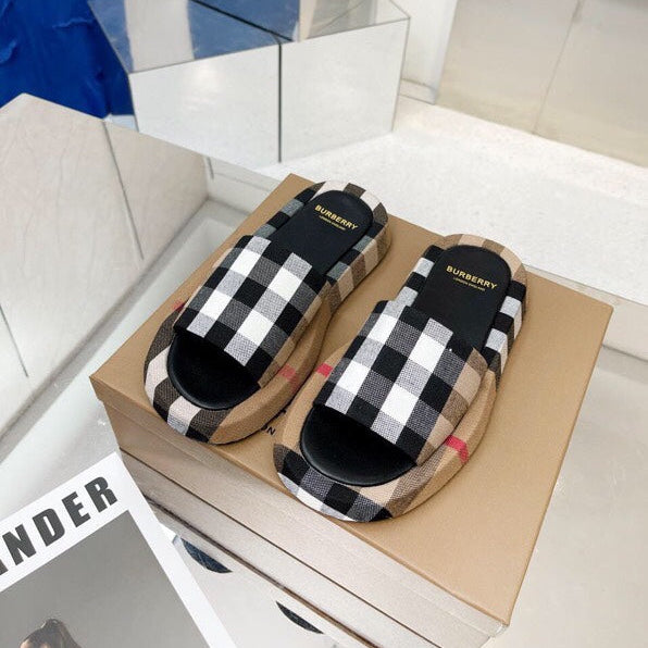 BURBERRY 26S SLIDE SANDALS IN ARCHIVE BEIGE BLACK FABRIC