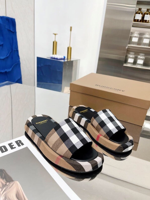 BURBERRY 26S SLIDE SANDALS IN ARCHIVE BEIGE BLACK FABRIC