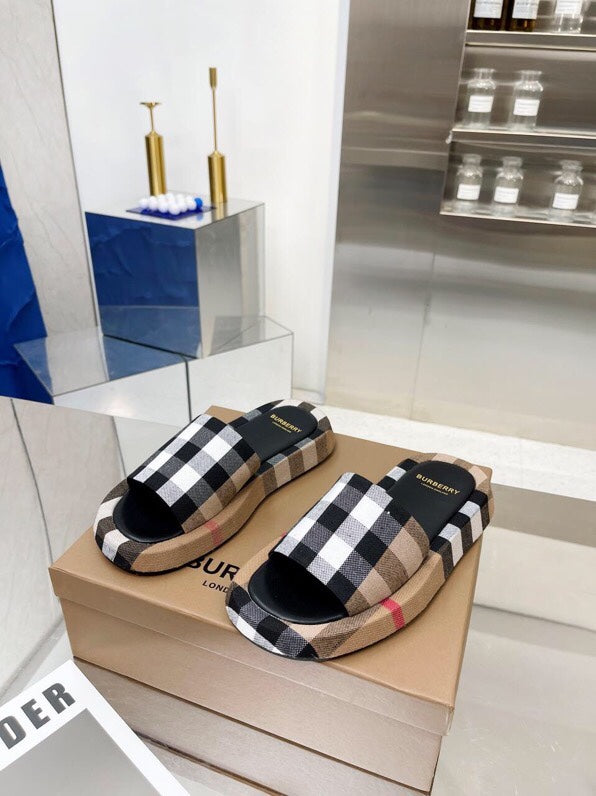 BURBERRY 26S SLIDE SANDALS IN ARCHIVE BEIGE BLACK FABRIC