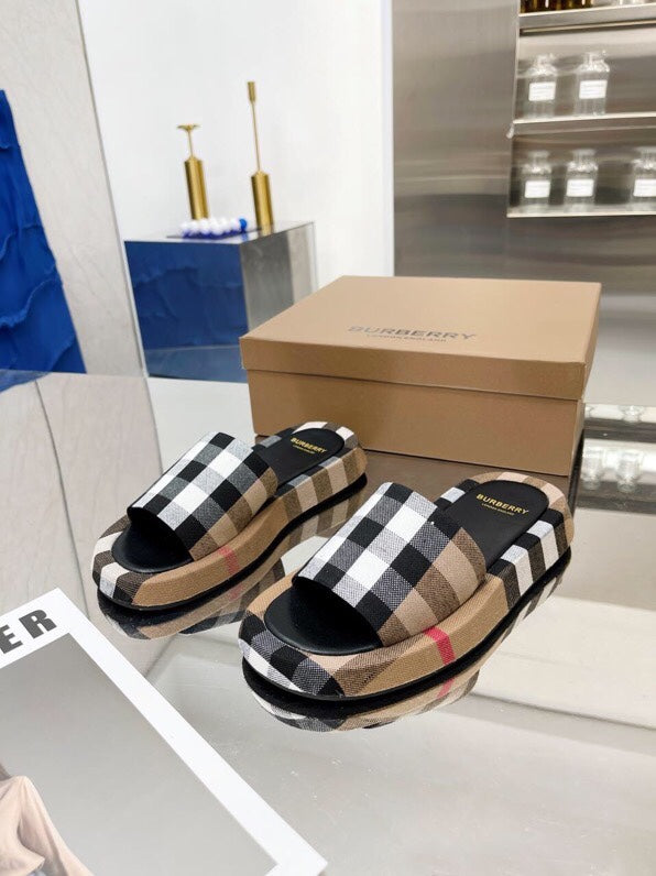 BURBERRY 26S SLIDE SANDALS IN ARCHIVE BEIGE BLACK FABRIC