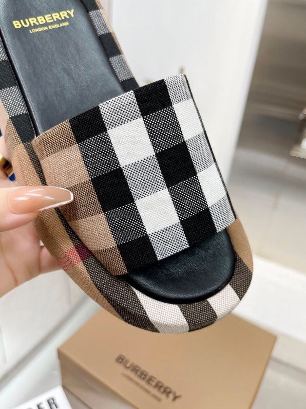 BURBERRY 26S SLIDE SANDALS IN ARCHIVE BEIGE BLACK FABRIC