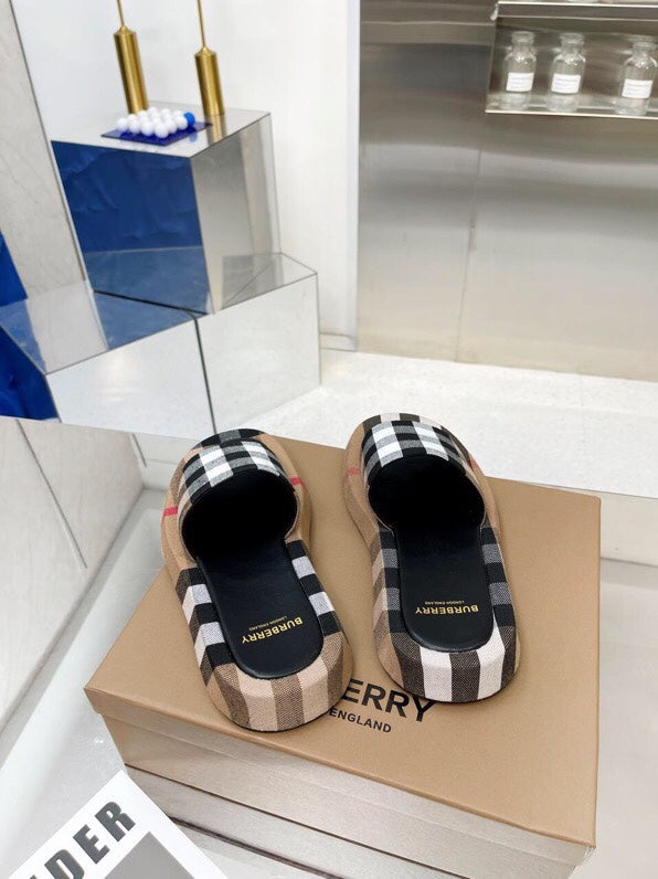 BURBERRY 26S SLIDE SANDALS IN ARCHIVE BEIGE BLACK FABRIC