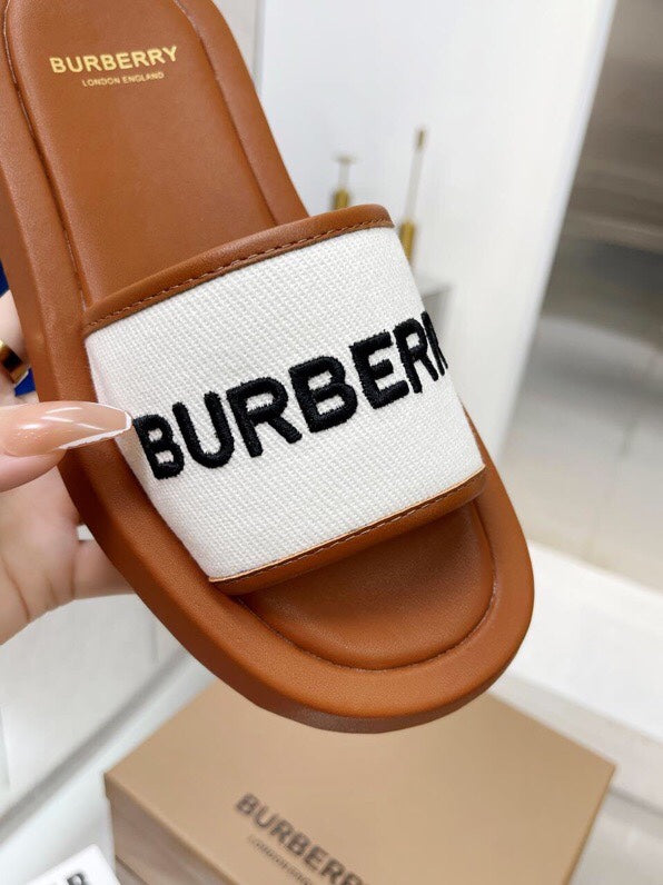 BURBERRY 26S SLIDE SANDALS IN CARAMEL BROWN CALFSKIN AND WHITE FABRIC