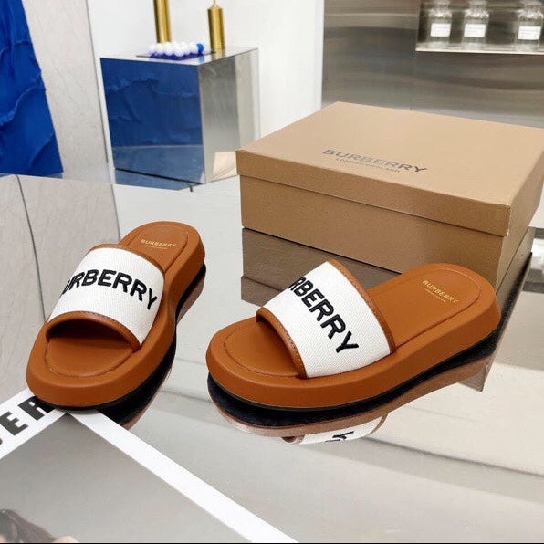 BURBERRY 26S SLIDE SANDALS IN CARAMEL BROWN CALFSKIN AND WHITE FABRIC