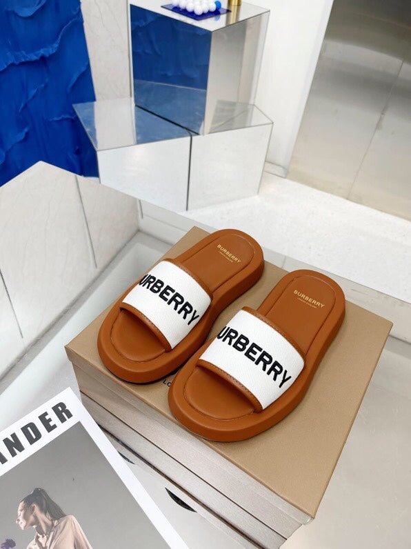 BURBERRY 26S SLIDE SANDALS IN CARAMEL BROWN CALFSKIN AND WHITE FABRIC