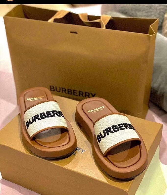 BURBERRY 26S SLIDE SANDALS IN CARAMEL BROWN CALFSKIN AND WHITE FABRIC