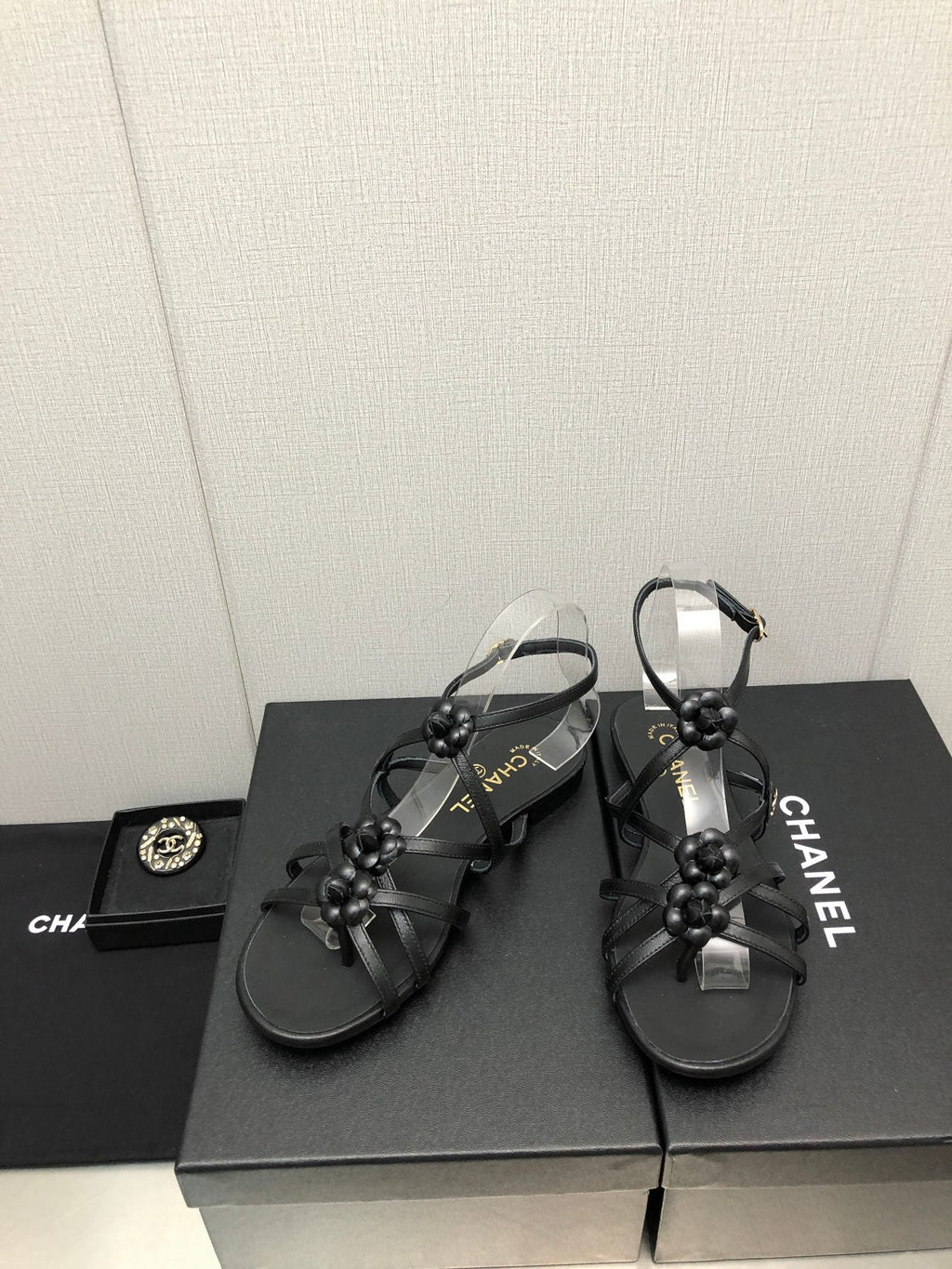 FLORAL FLAT SANDAL IN BLACK LAMBSKIN