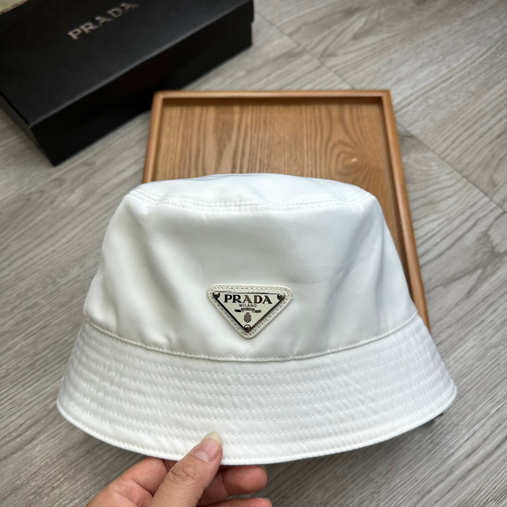 BUCKET HAT IN WHITE RE-NYLON 741389