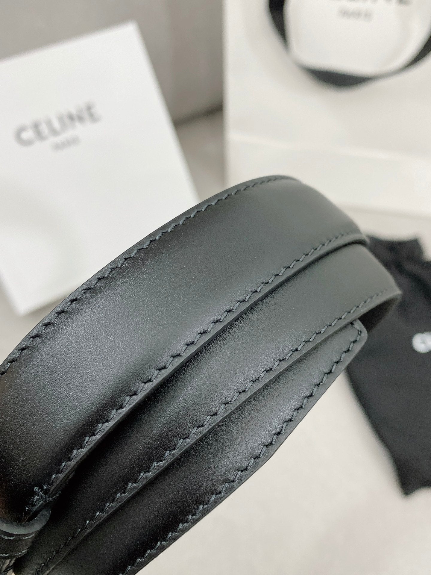 CELINE 25S TRIOMPHE BELT 25MM IN BLACK CALFSKIN GOLD HARDWARE 580679