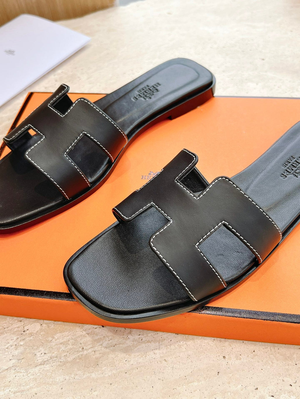 0RAN SANDAL IN BLACK CALFSKIN 202622