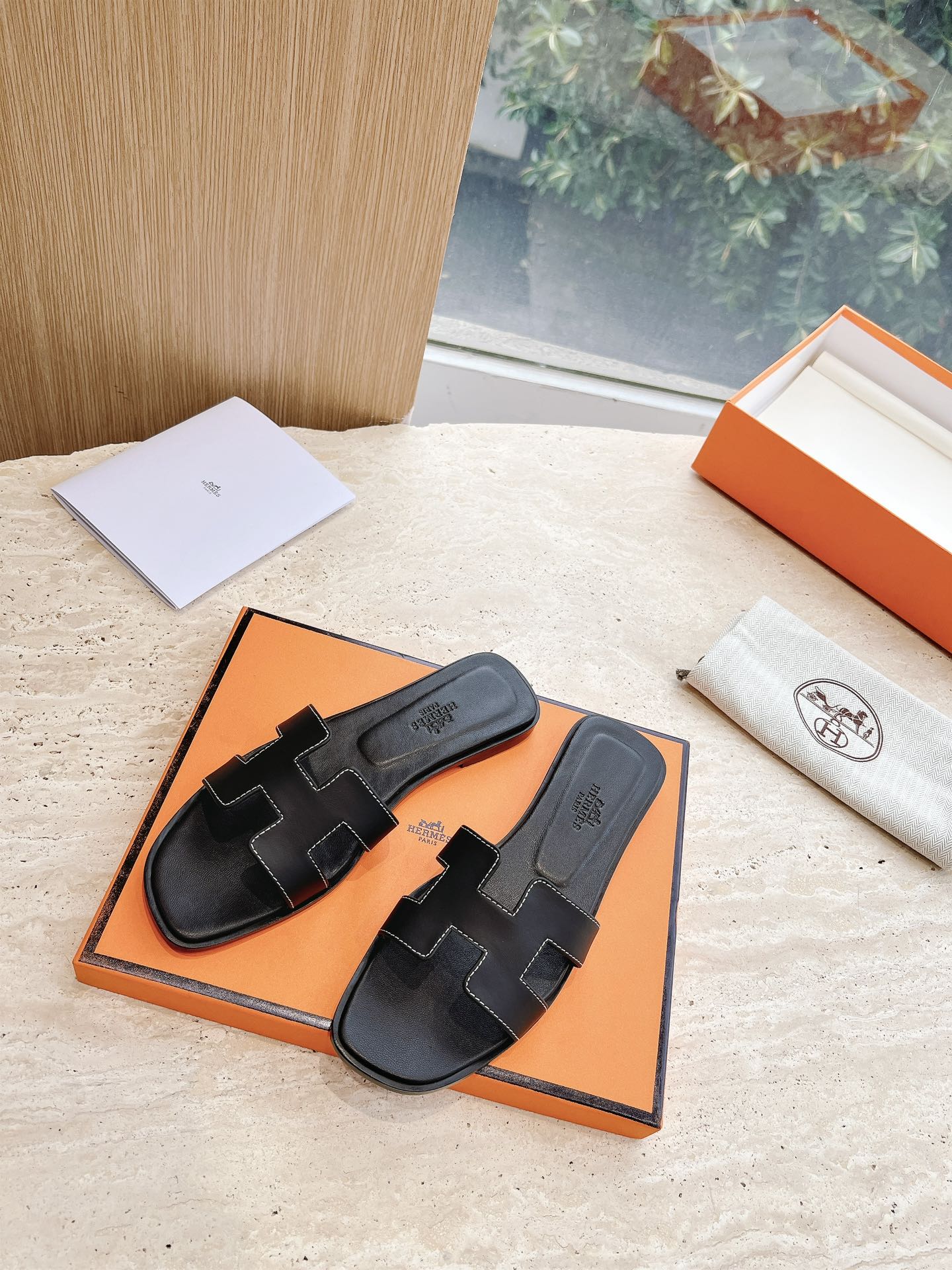 0RAN SANDAL IN BLACK CALFSKIN 202622