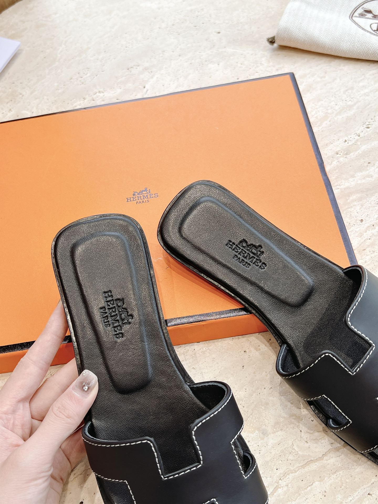 0RAN SANDAL IN BLACK CALFSKIN 202622