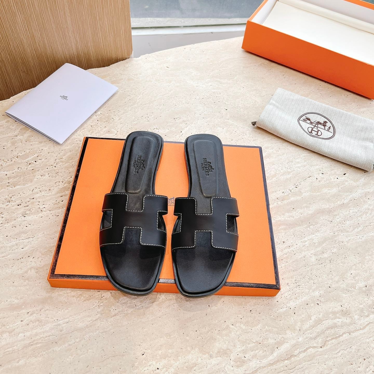 0RAN SANDAL IN BLACK CALFSKIN 202622