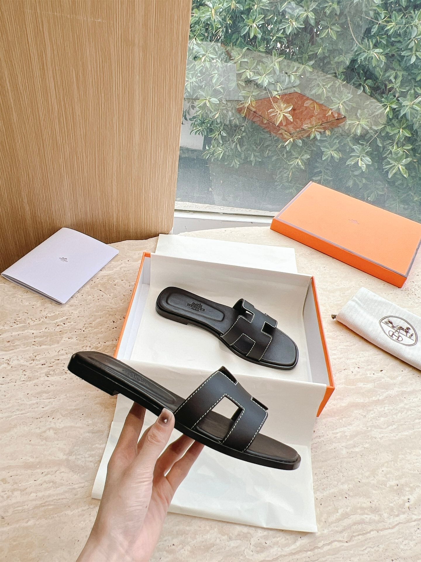 0RAN SANDAL IN BLACK CALFSKIN 202622