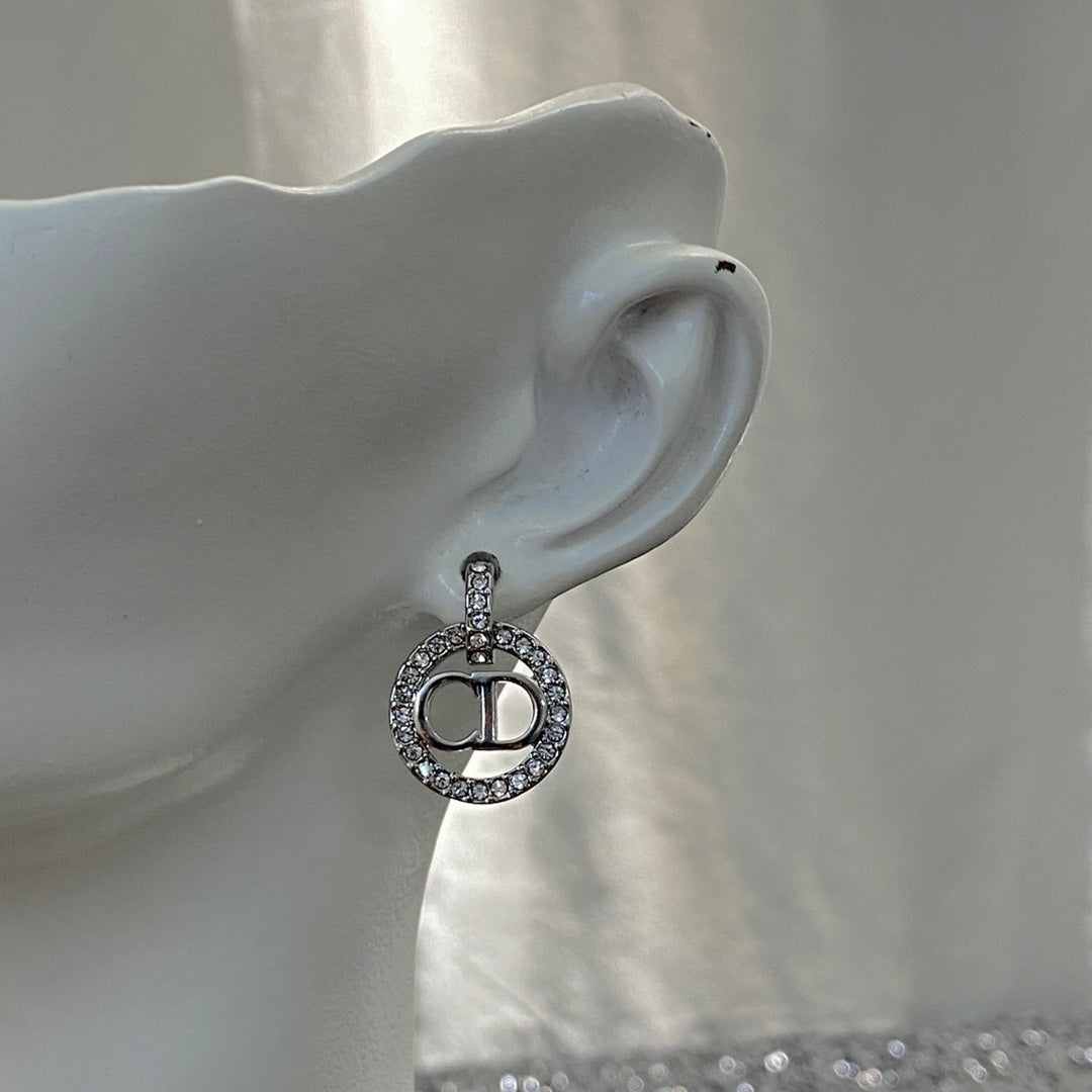 CD 26S CRYSTAL CIRCLE LOGO DROP EARRINGS IN SILVER TONE METAL 644469