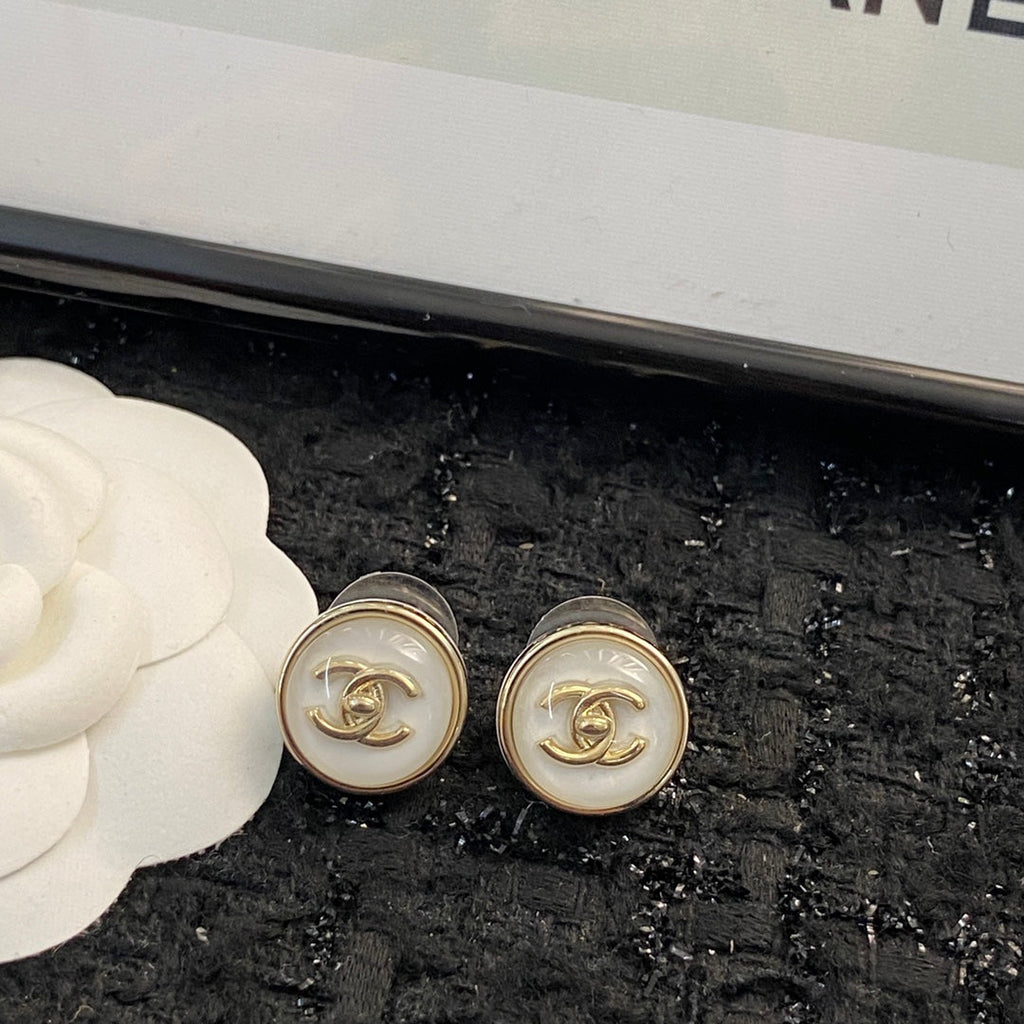 CHANEL 26S DOUBLE C LOGO ROUND WHITE RESIN STUD EARRINGS IN GOLD METAL 633348