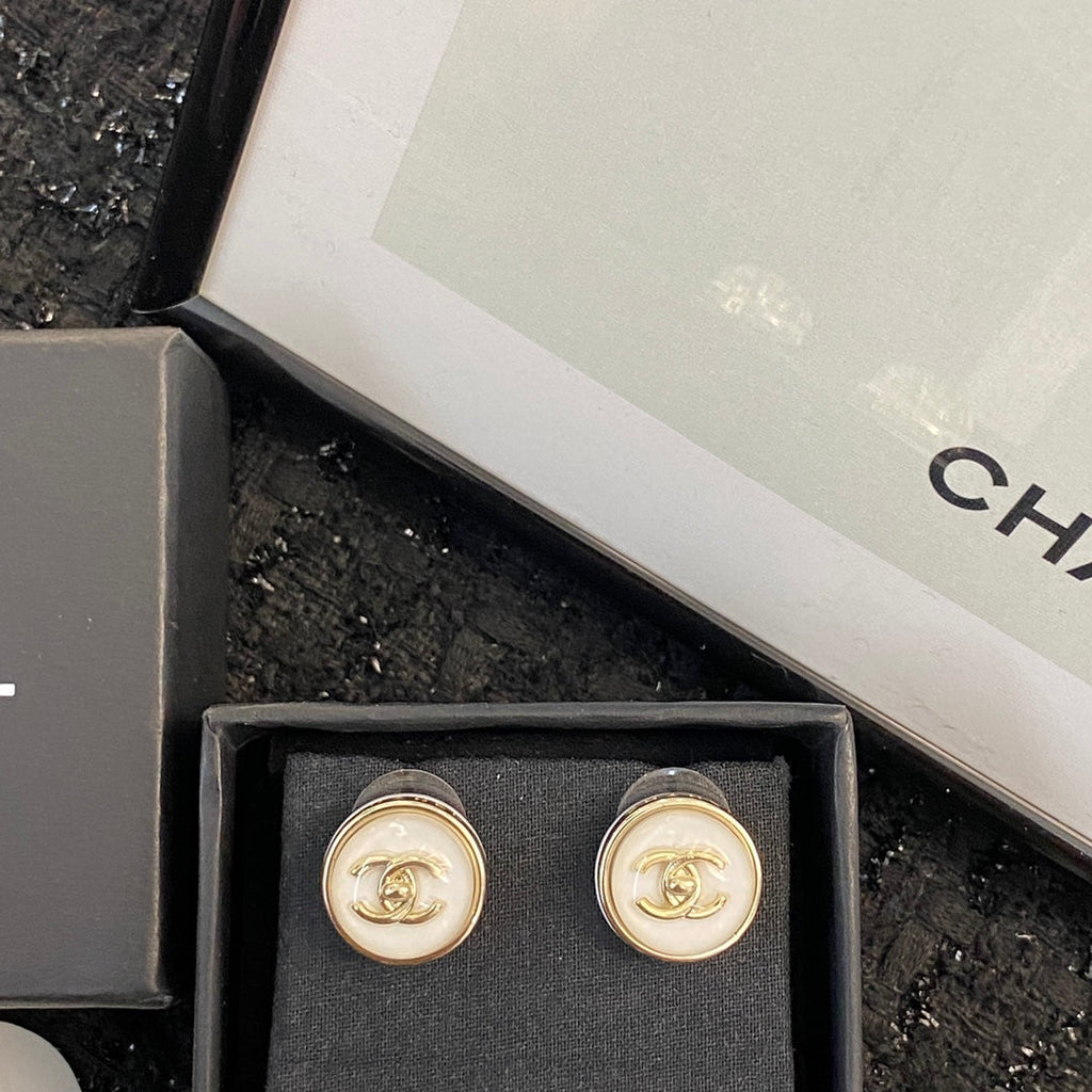 CHANEL 26S DOUBLE C LOGO ROUND WHITE RESIN STUD EARRINGS IN GOLD METAL 633348