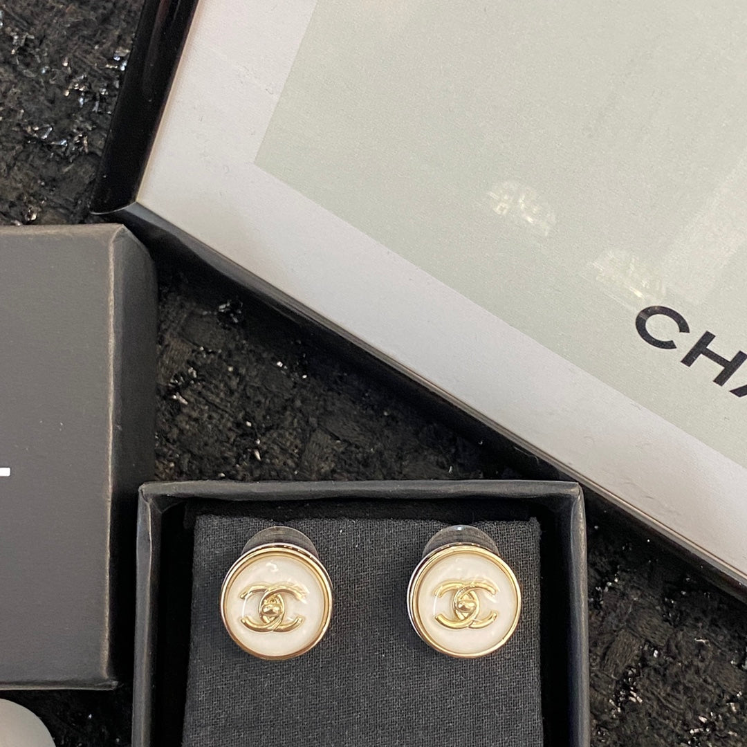 CHANEL 26S DOUBLE C LOGO ROUND WHITE RESIN STUD EARRINGS IN GOLD METAL 633348