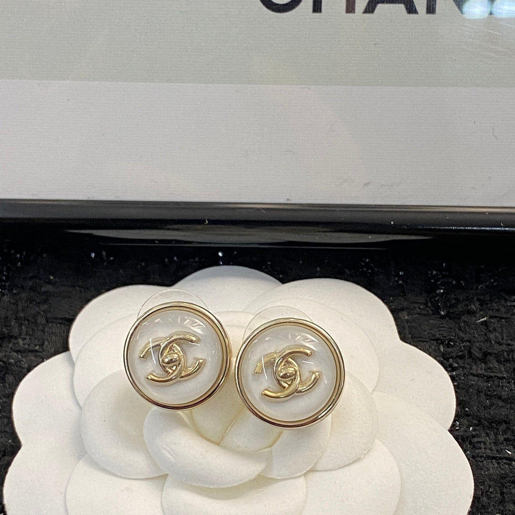 CHANEL 26S DOUBLE C LOGO ROUND WHITE RESIN STUD EARRINGS IN GOLD METAL 633348