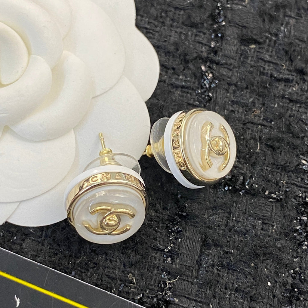 CHANEL 26S DOUBLE C LOGO ROUND WHITE RESIN STUD EARRINGS IN GOLD METAL 633348