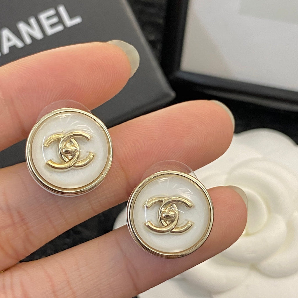 CHANEL 26S DOUBLE C LOGO ROUND WHITE RESIN STUD EARRINGS IN GOLD METAL 633348