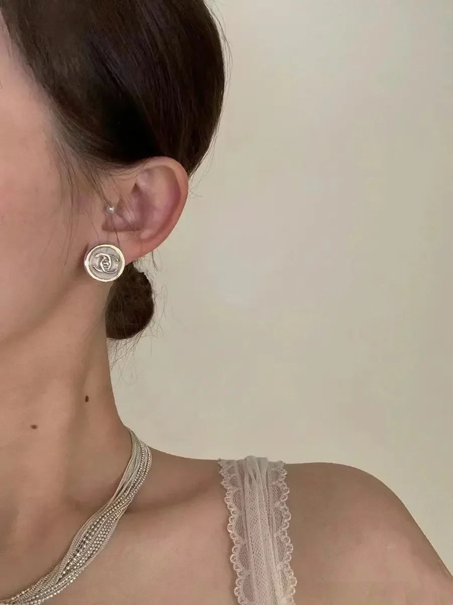 CHANEL 26S DOUBLE C LOGO ROUND WHITE RESIN STUD EARRINGS IN GOLD METAL 633348