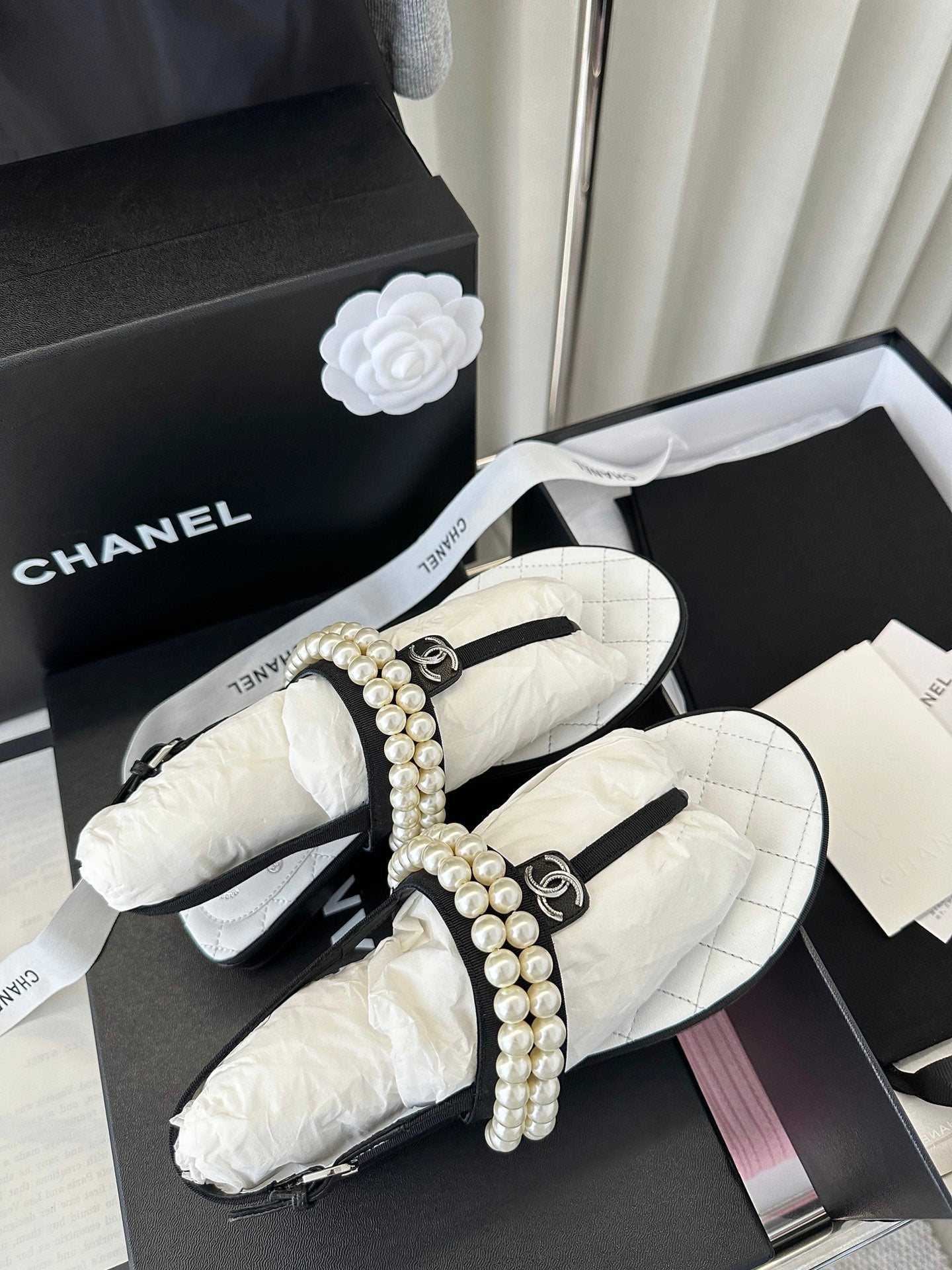 CLASSIC THONG SANDALS PEARL CHAIN IN WHITE LAMBSKIN