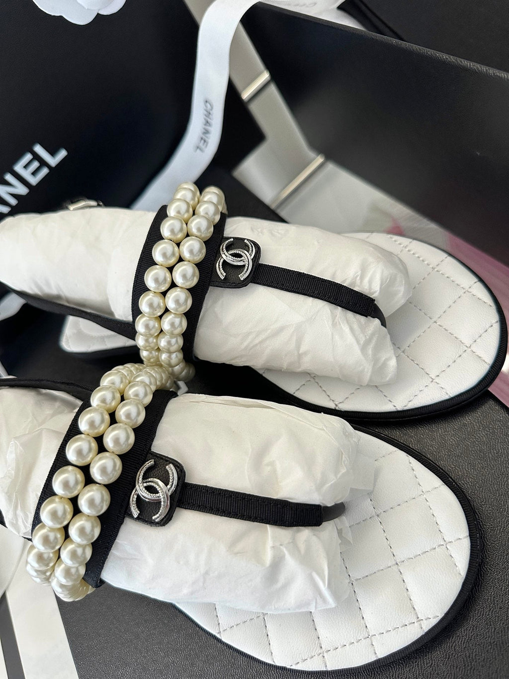 CLASSIC THONG SANDALS PEARL CHAIN IN WHITE LAMBSKIN