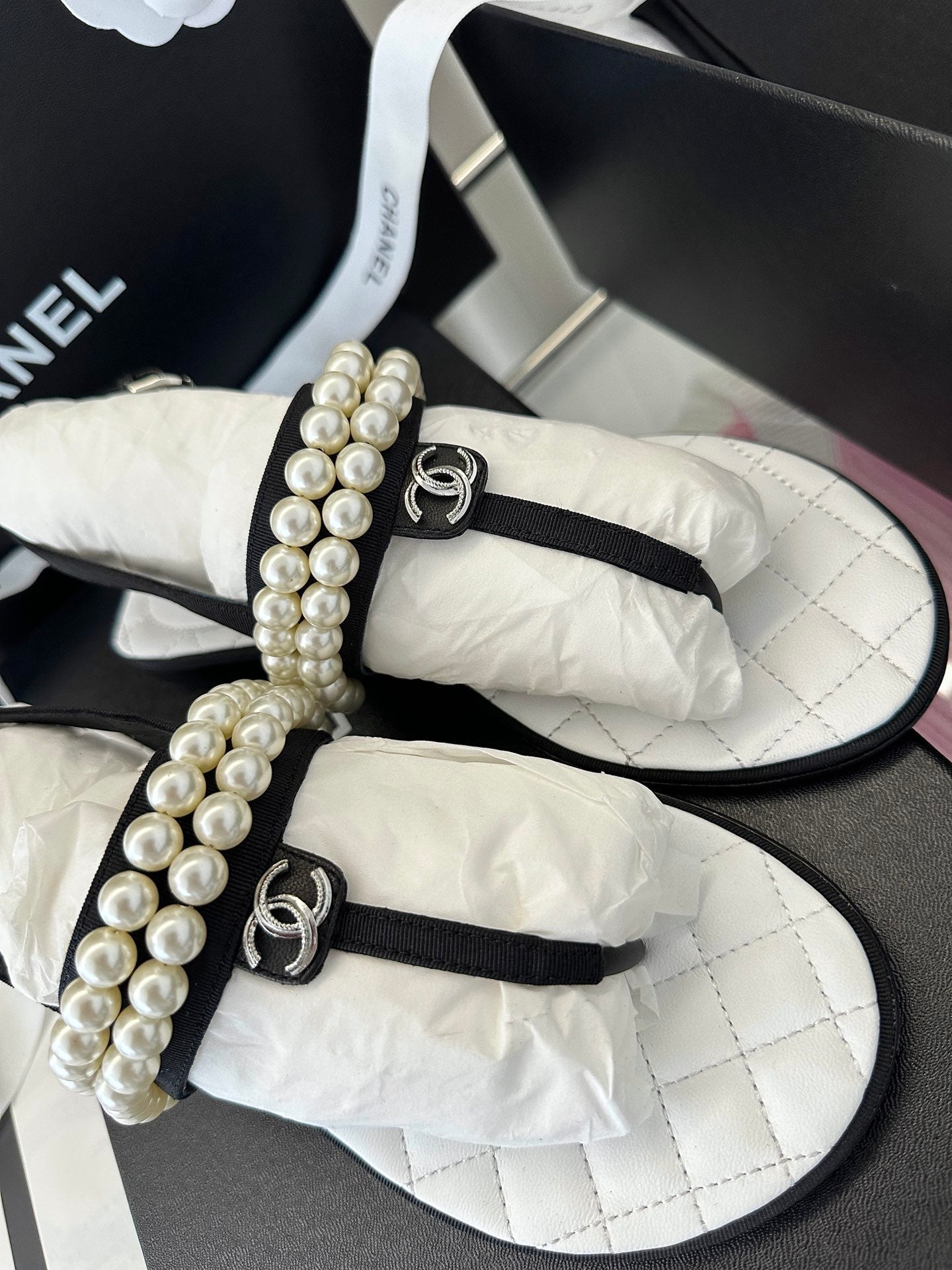 CLASSIC THONG SANDALS PEARL CHAIN IN WHITE LAMBSKIN