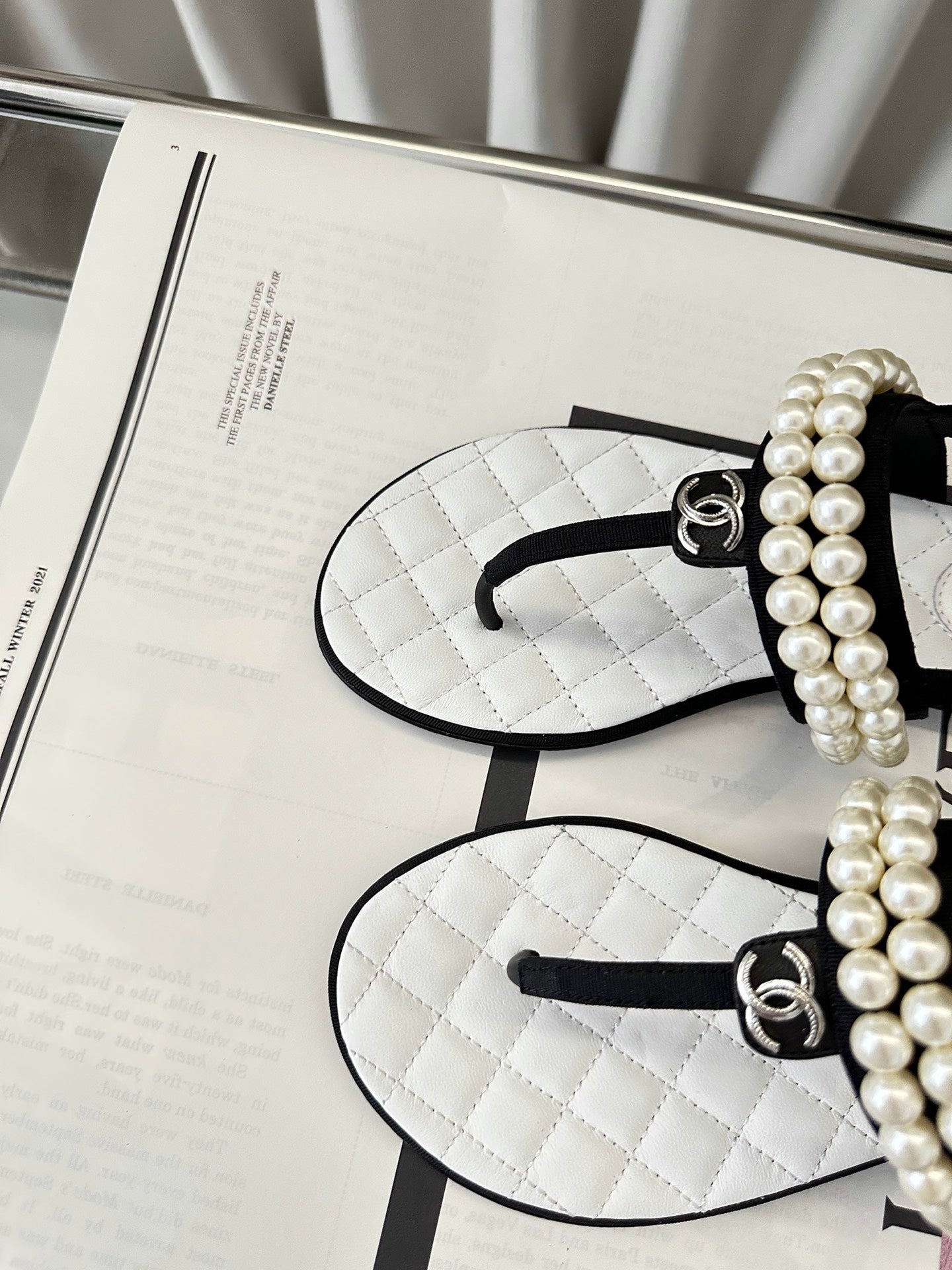 CLASSIC THONG SANDALS PEARL CHAIN IN WHITE LAMBSKIN