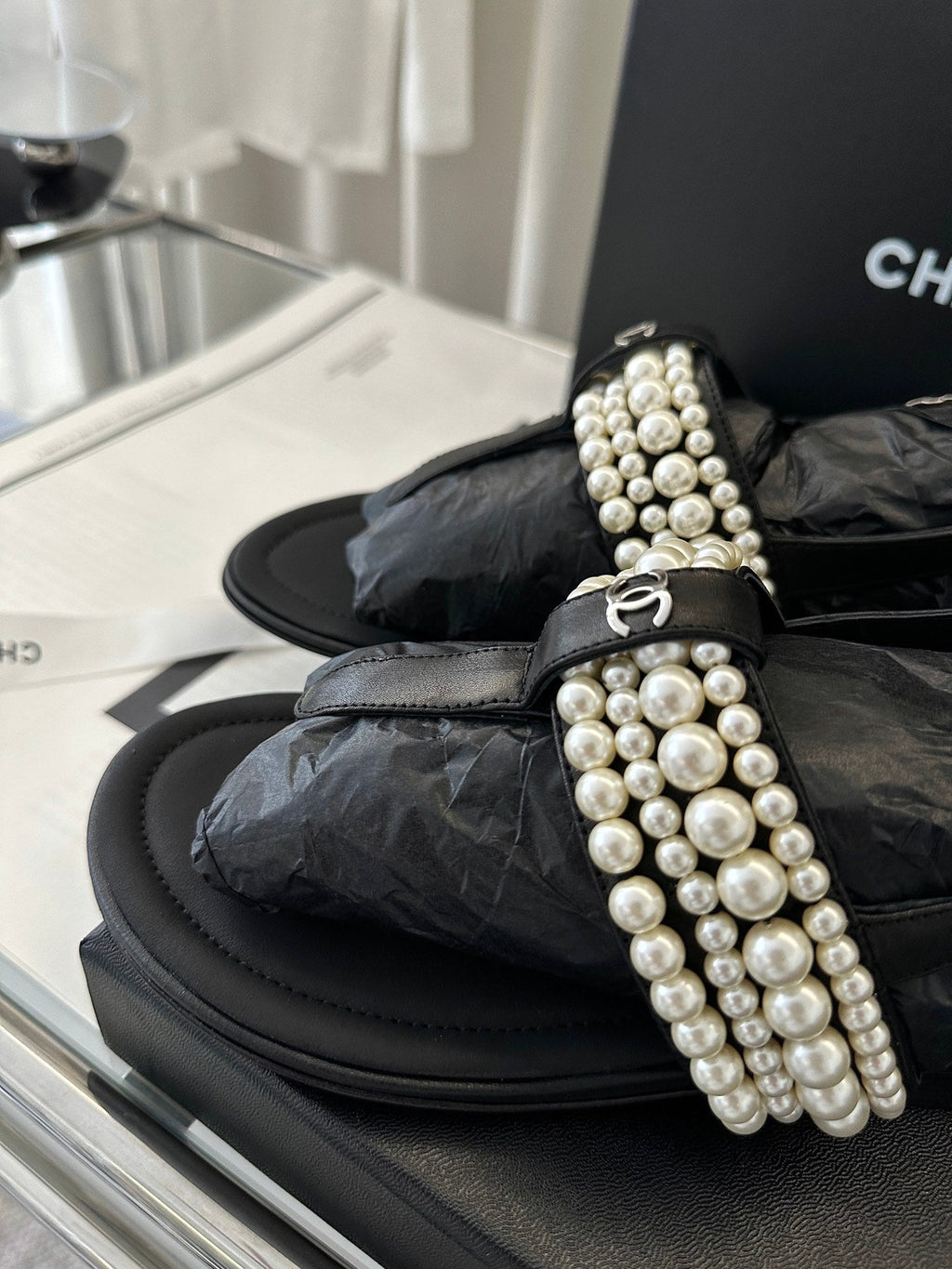 CLASSIC THONG SANDALS PEARL CHAIN IN BLACK LAMBSKIN