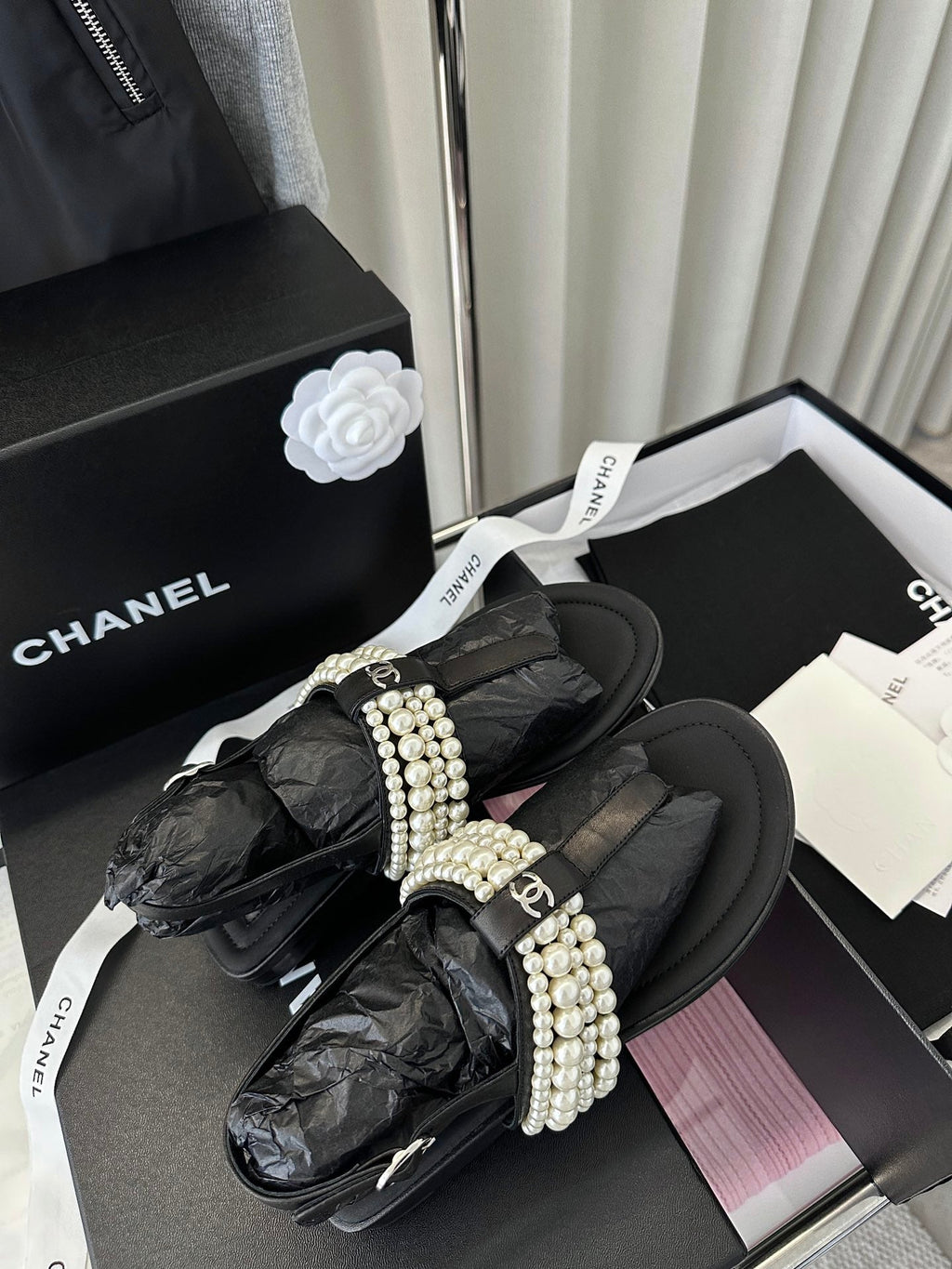 CLASSIC THONG SANDALS PEARL CHAIN IN BLACK LAMBSKIN