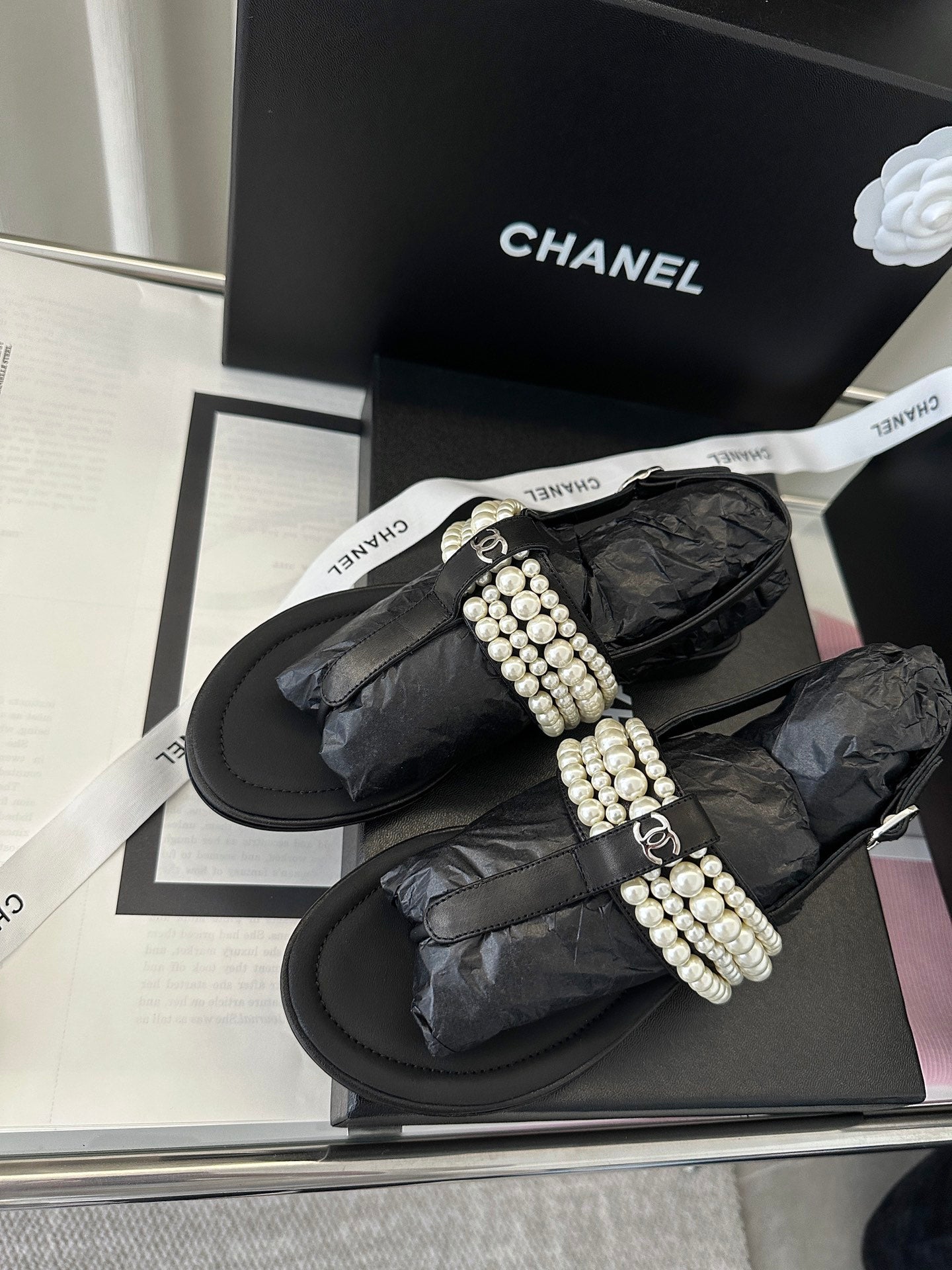 CLASSIC THONG SANDALS PEARL CHAIN IN BLACK LAMBSKIN