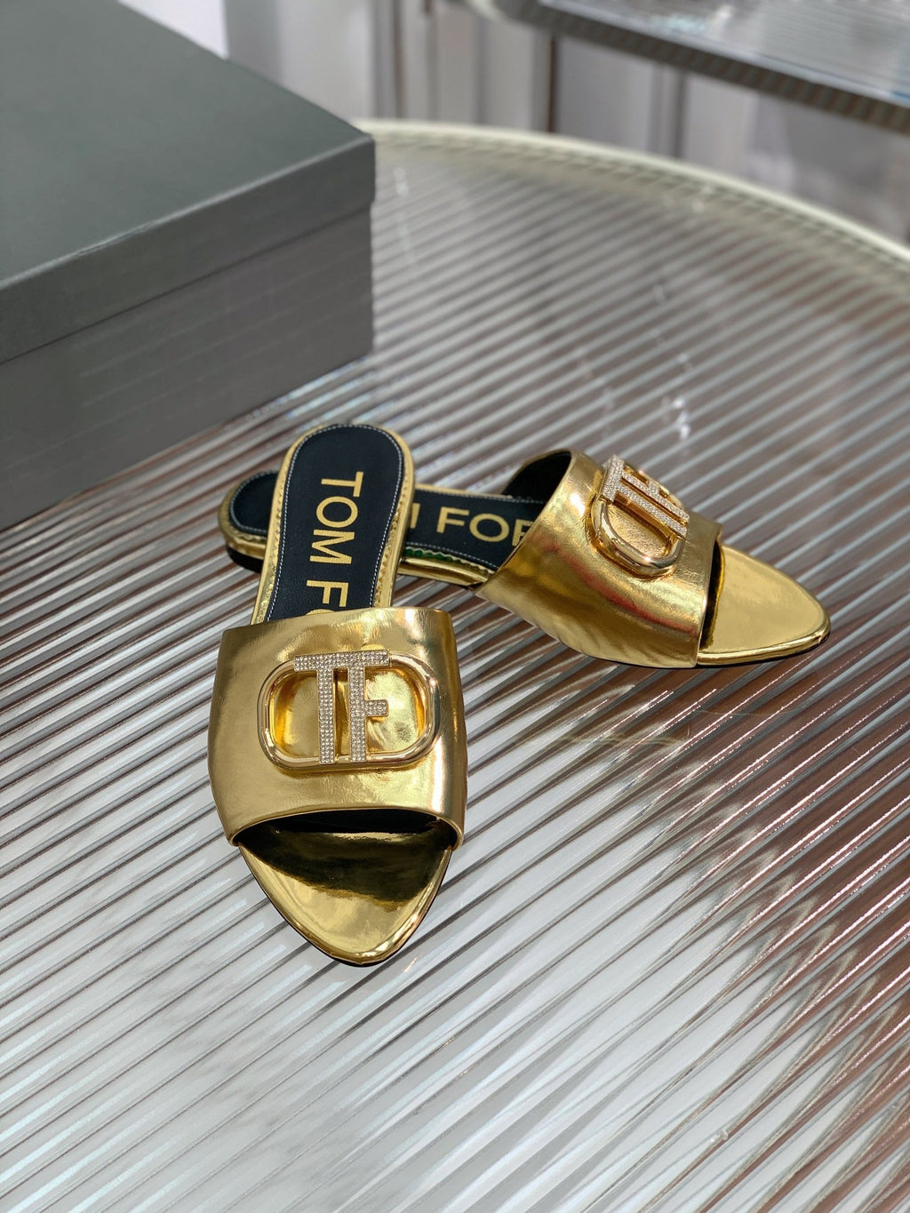 FLAT SLIDE IN GOLD METALLIC CALFSKIN