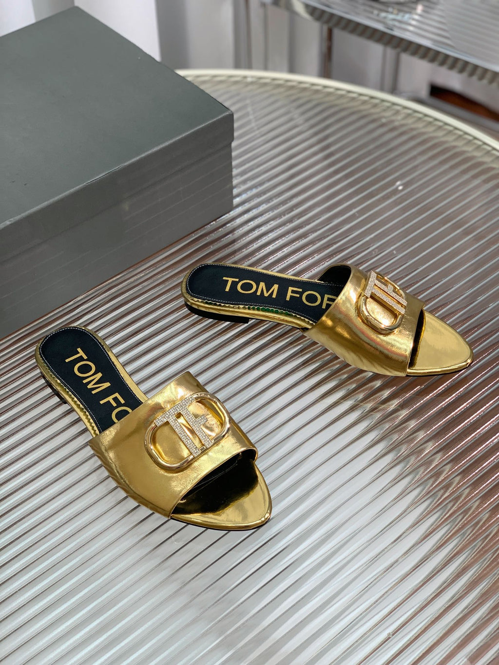 FLAT SLIDE IN GOLD METALLIC CALFSKIN