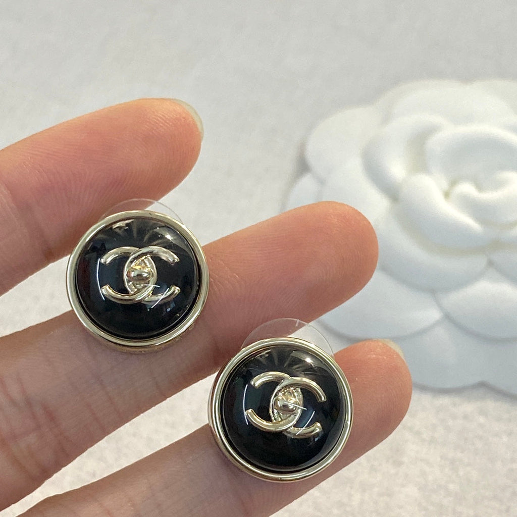 CHANEL 26S DOUBLE C LOGO ROUND WHITE RESIN STUD EARRINGS IN GOLD METAL 633347
