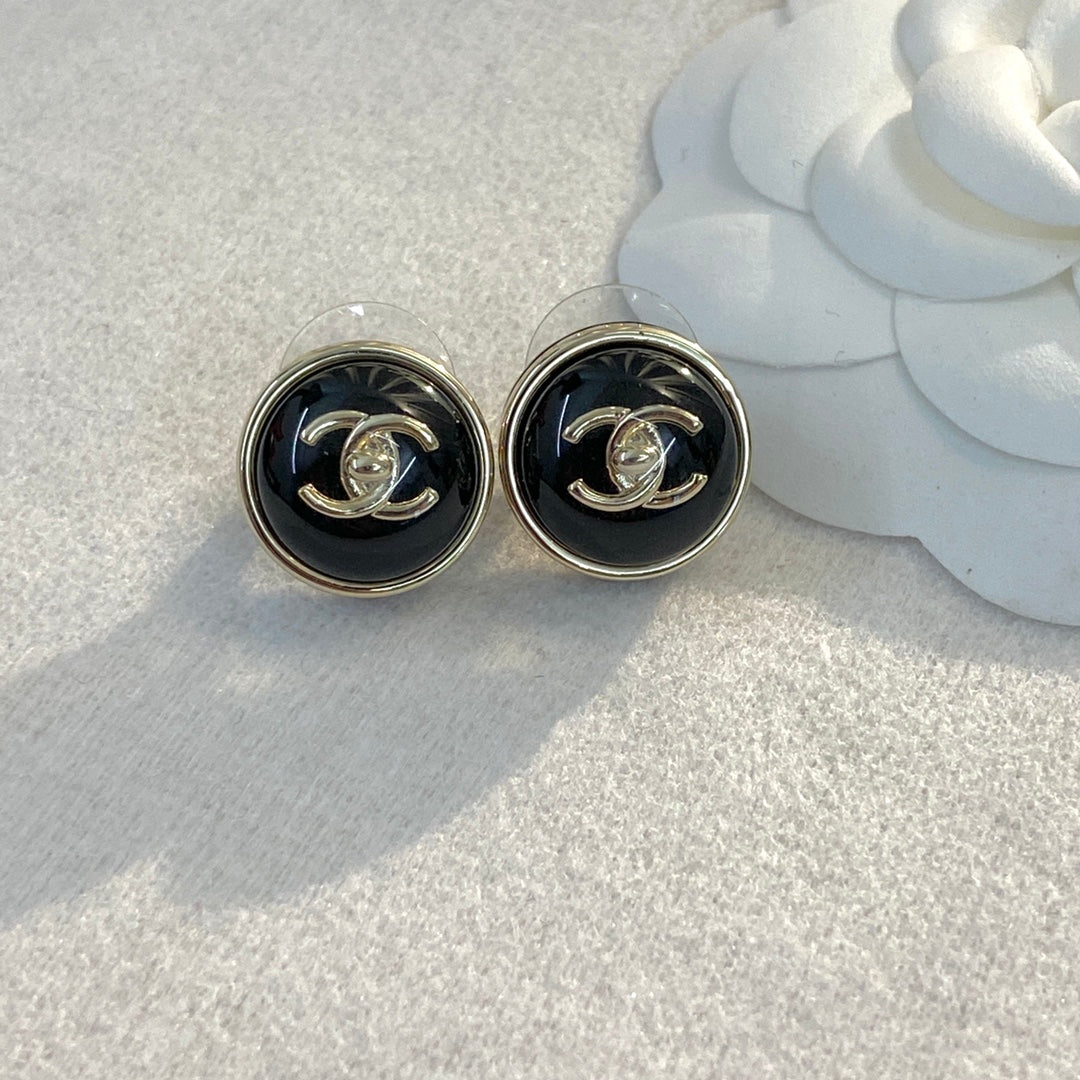 CHANEL 26S DOUBLE C LOGO ROUND WHITE RESIN STUD EARRINGS IN GOLD METAL 633347
