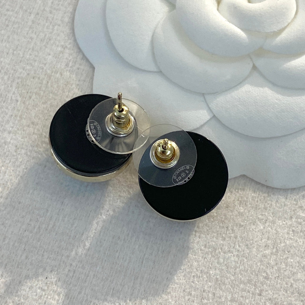 CHANEL 26S DOUBLE C LOGO ROUND WHITE RESIN STUD EARRINGS IN GOLD METAL 633347