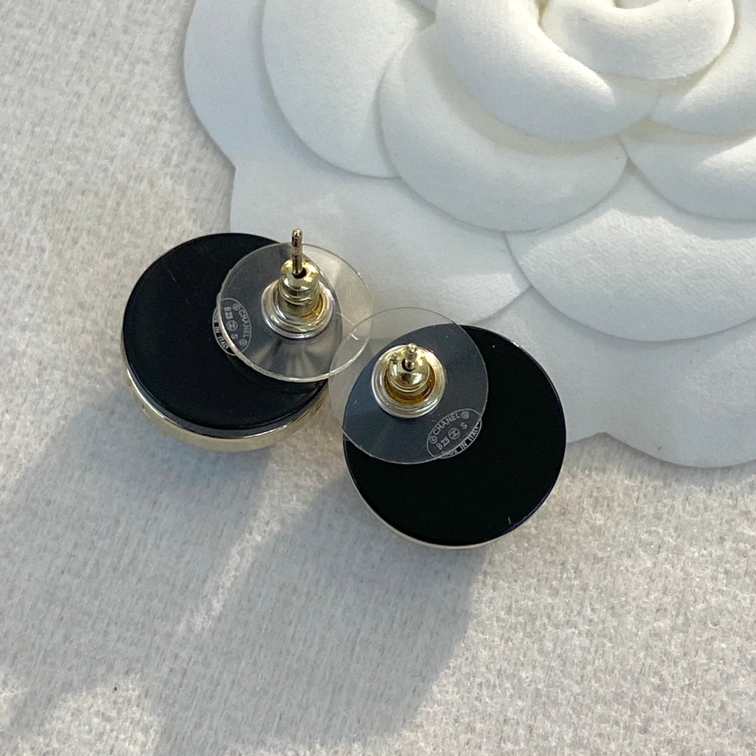 CHANEL 26S DOUBLE C LOGO ROUND WHITE RESIN STUD EARRINGS IN GOLD METAL 633347
