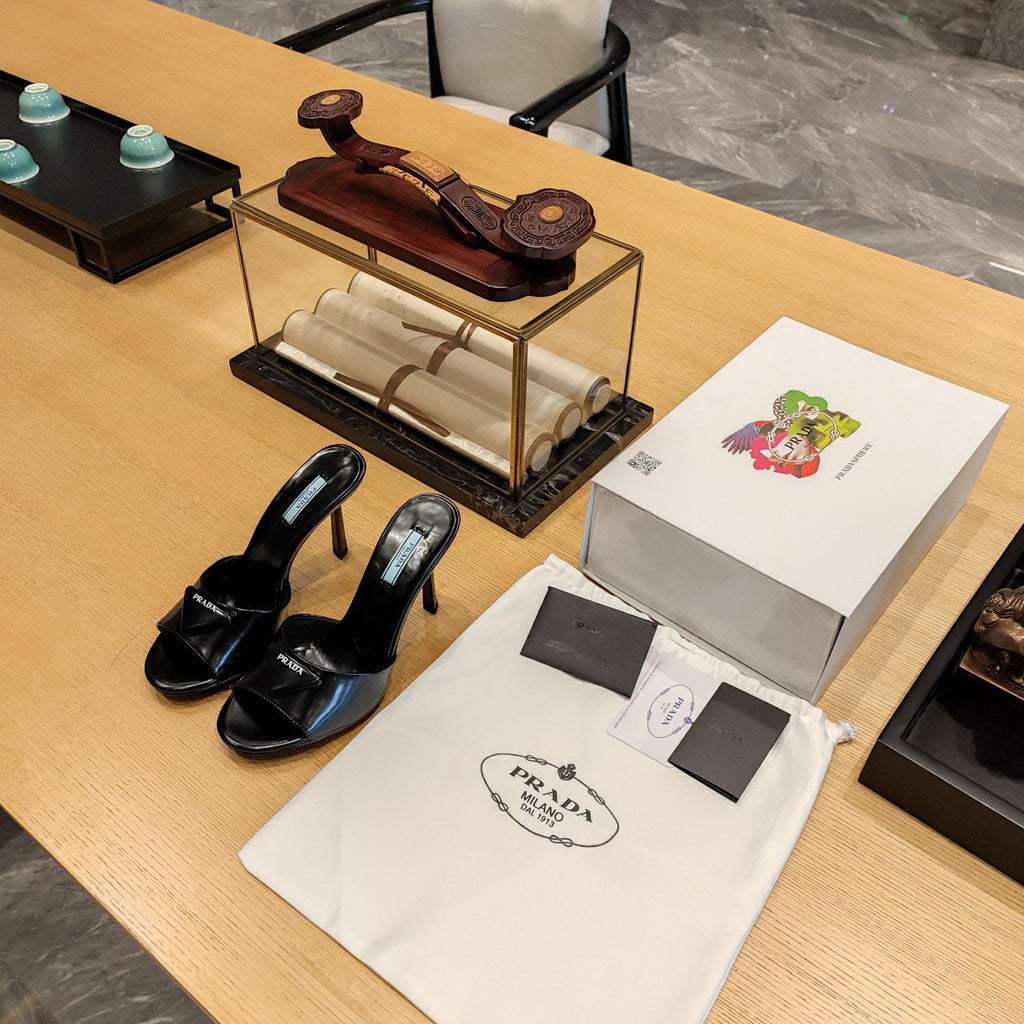 PRADA 26S OPEN TOE MULES 100MM IN BLACK PATENT CALFSKIN WITH LOGO