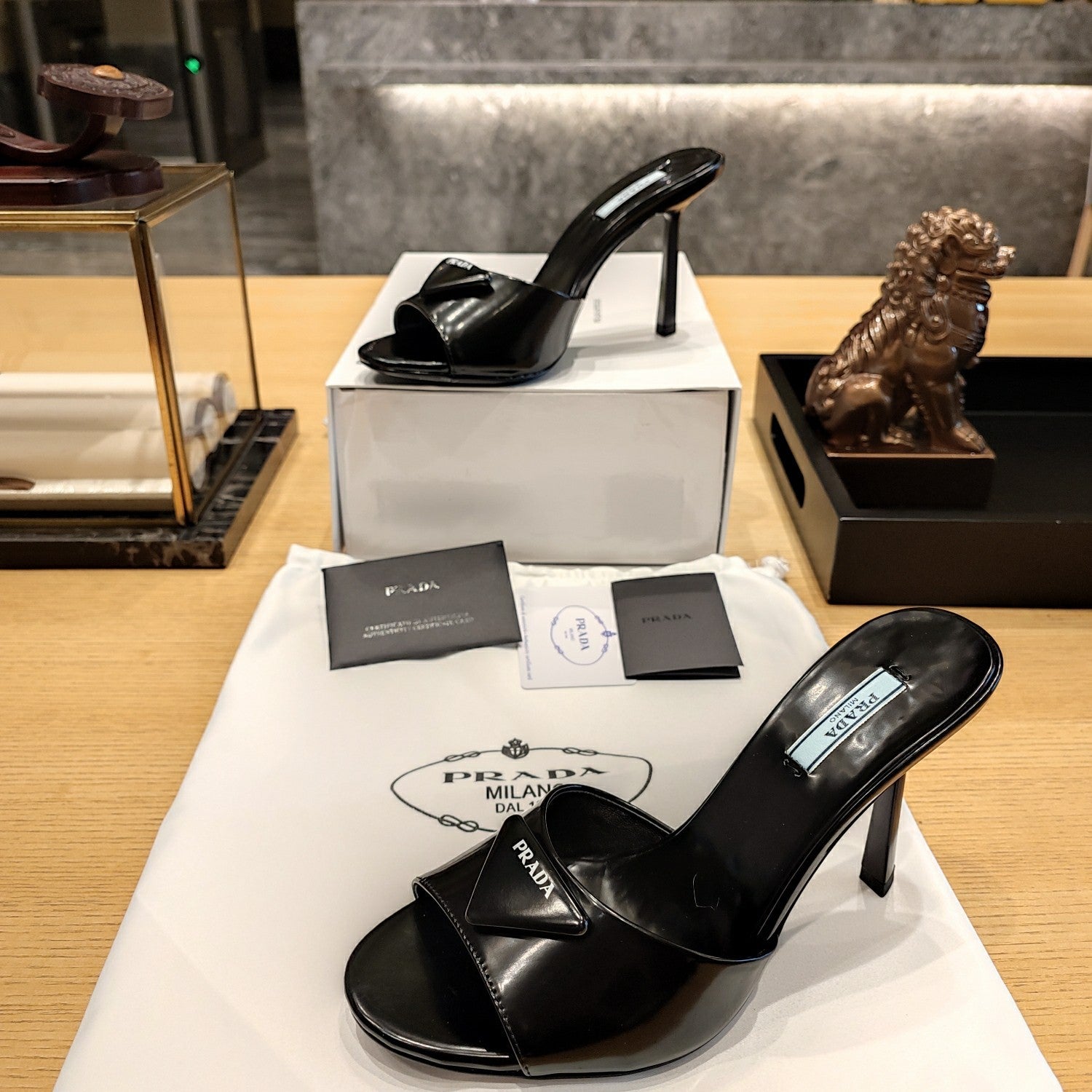 PRADA 26S OPEN TOE MULES 100MM IN BLACK PATENT CALFSKIN WITH LOGO