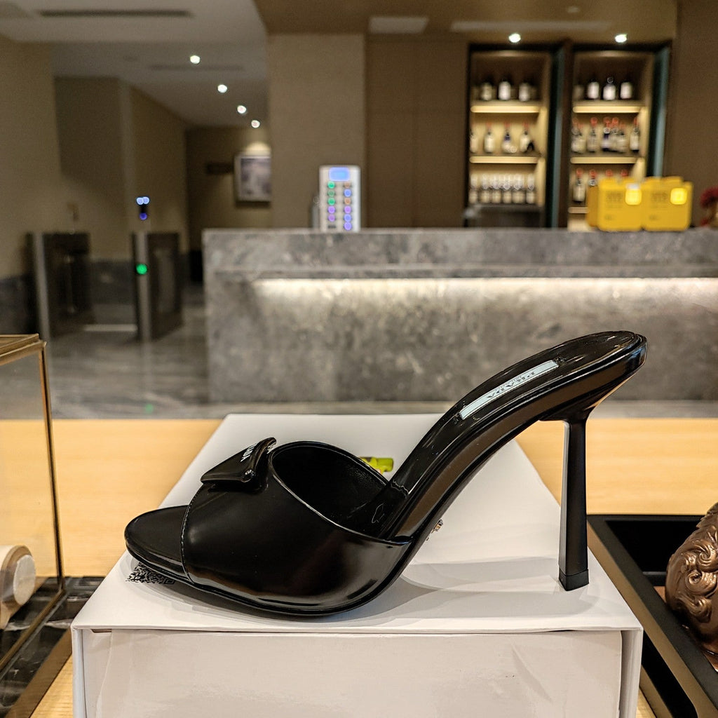 PRADA 26S OPEN TOE MULES 100MM IN BLACK PATENT CALFSKIN WITH LOGO