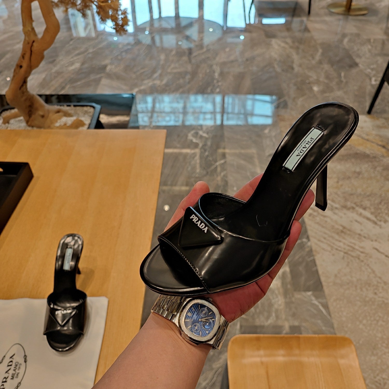 PRADA 26S OPEN TOE MULES 100MM IN BLACK PATENT CALFSKIN WITH LOGO