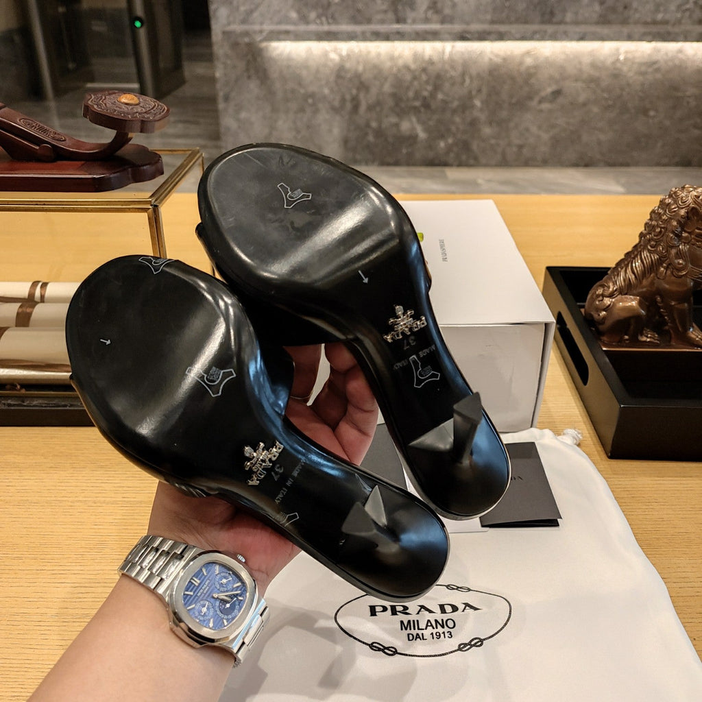 PRADA 26S OPEN TOE MULES 100MM IN BLACK PATENT CALFSKIN WITH LOGO